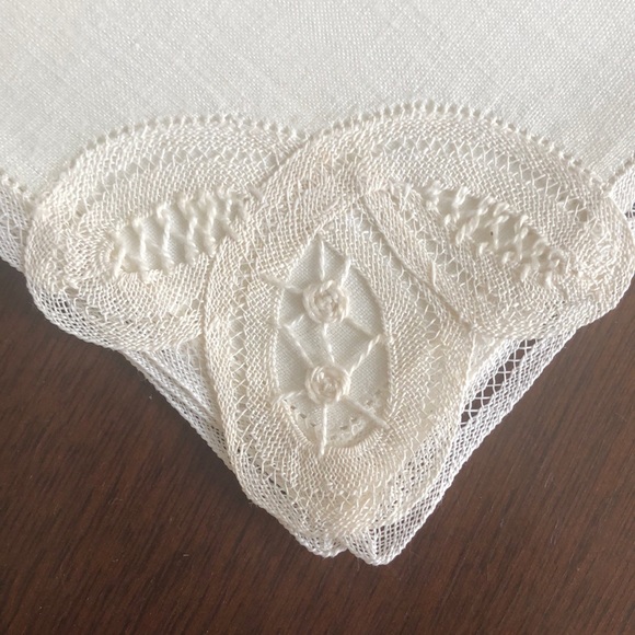 Vintage Linen Napkin and Tablecloth Set - Picture 3 of 7